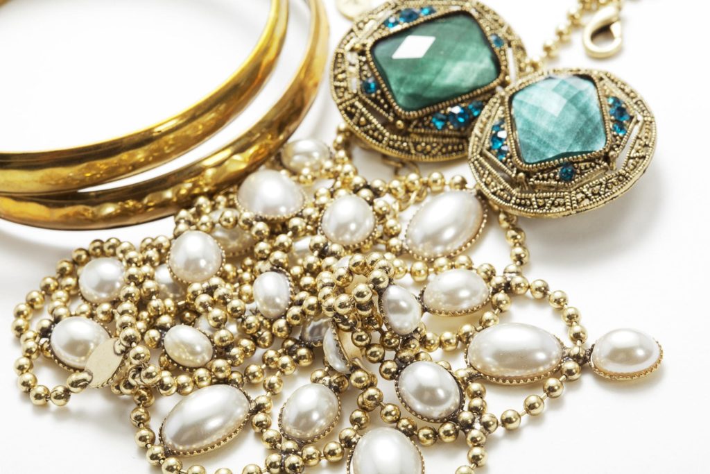 Antique vs. Modern Jewellery: Pros, Cons, and Buying Tips