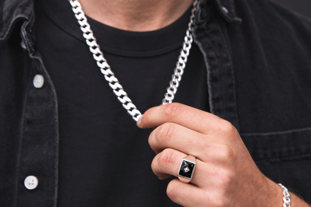The Rise of Gender-Neutral Jewellery in Modern Fashion